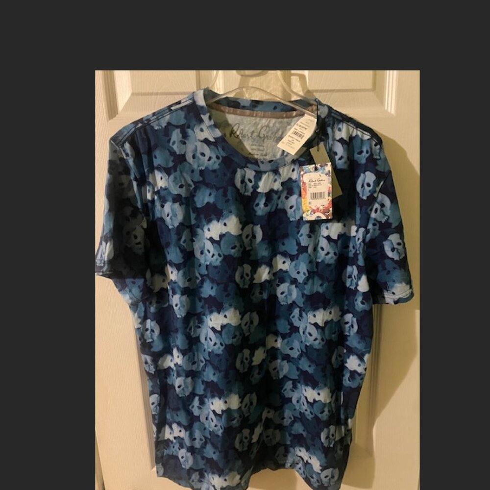 100% cotton Large Men's Robert Graham tee in signature "Skull Camo" print